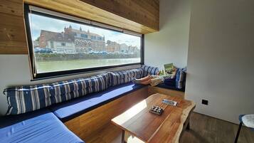 Smart TV, fireplace, video games, books