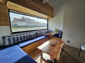 Smart TV, lareira, videogames, livros