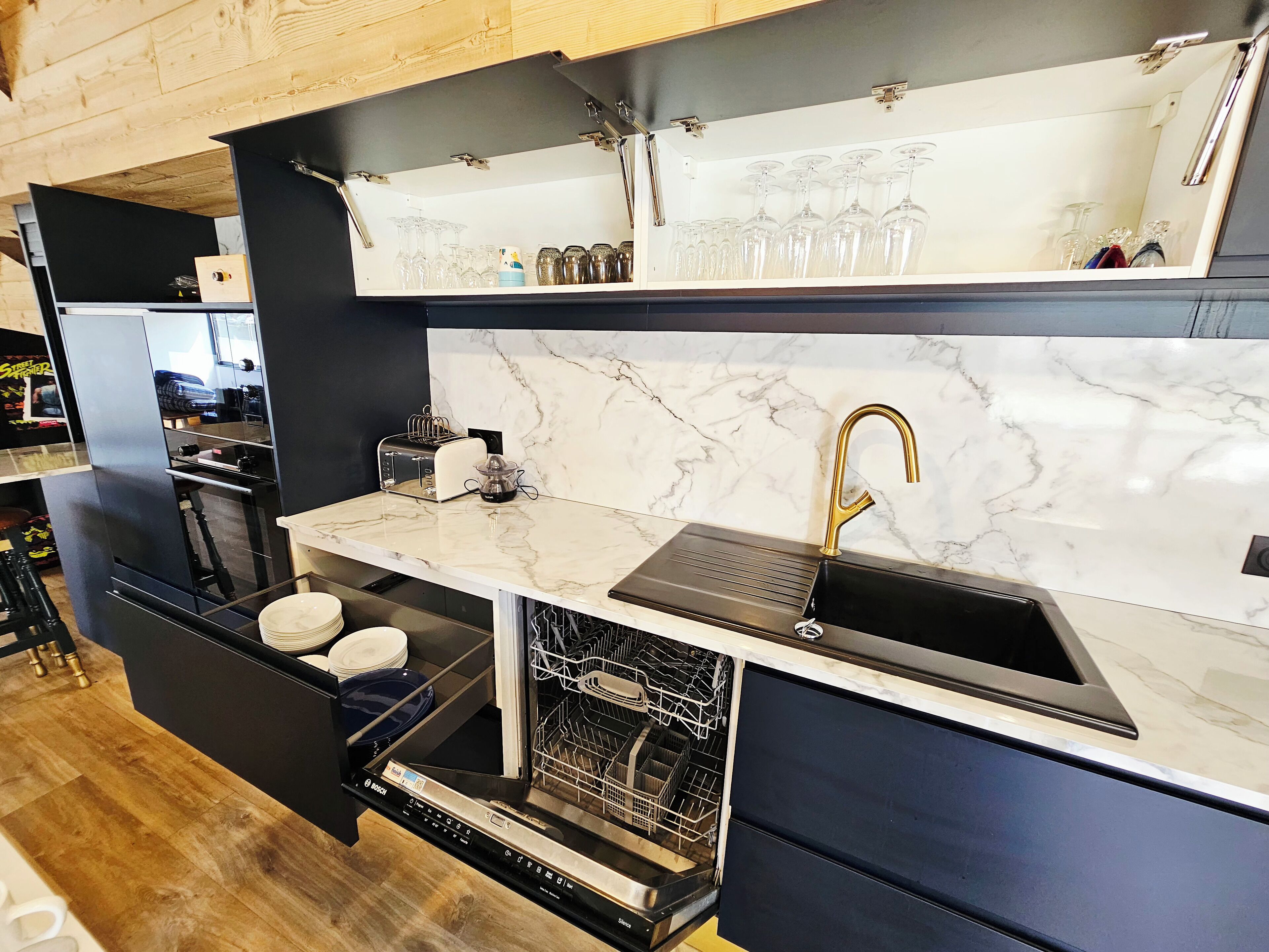 Réfrigérateur, micro-ondes, four, plaque de cuisson