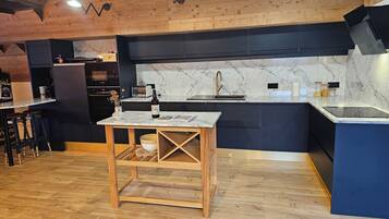 Kylskåp, mikrovågsugn, ugn och spishäll