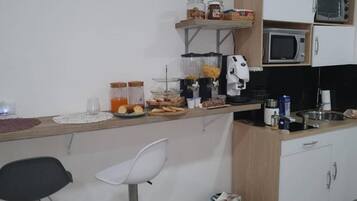 Wasserkocher mit Kaffee-/Teezubehör