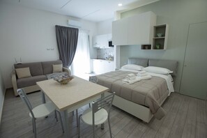 6 bedrooms, WiFi, bed sheets