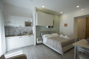 6 bedrooms, WiFi, bed sheets