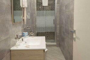 Dusche, Haartrockner, Bidet