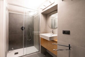 Ducha, artículos de higiene personal gratuitos, secador de pelo y bidé