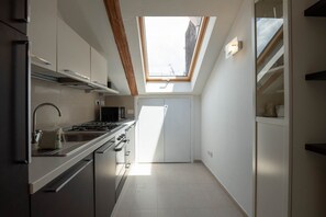 Kühlschrank, Mikrowelle, Ofen, Wasserkocher mit Kaffee-/Teezubehör