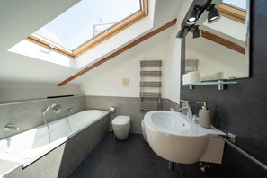 Douche, articles de toilette gratuits, sĂšche-cheveux, bidet