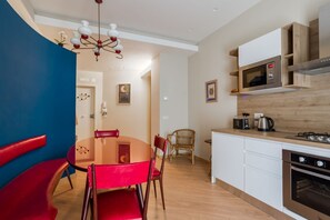 Oven, coffee/tea maker, cookware/dishes/utensils