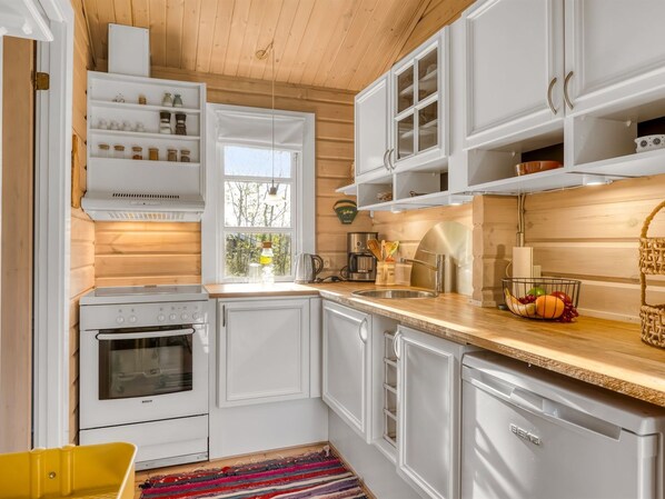 Fridge, cookware/dishes/utensils
