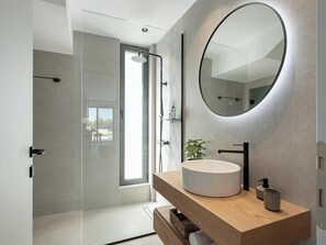 Villa | Bathroom | Shower, rainfall showerhead, free toiletries, hair dryer - Villa Levante With Sea View (Platanias)