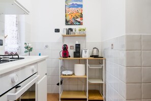 Kühlschrank, Ofen, Wasserkocher mit Kaffee-/Teezubehör