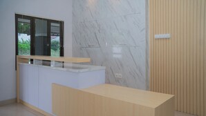 Una cocina moderna con salpicadero de mármol, encimera de madera y armarios empotrados.