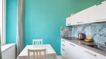 Kühlschrank, Ofen, Herdplatte, Wasserkocher mit Kaffee-/Teezubehör