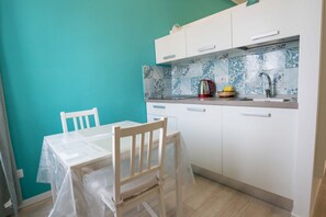 Réfrigérateur, four, plaque de cuisson, cafetière/bouilloire