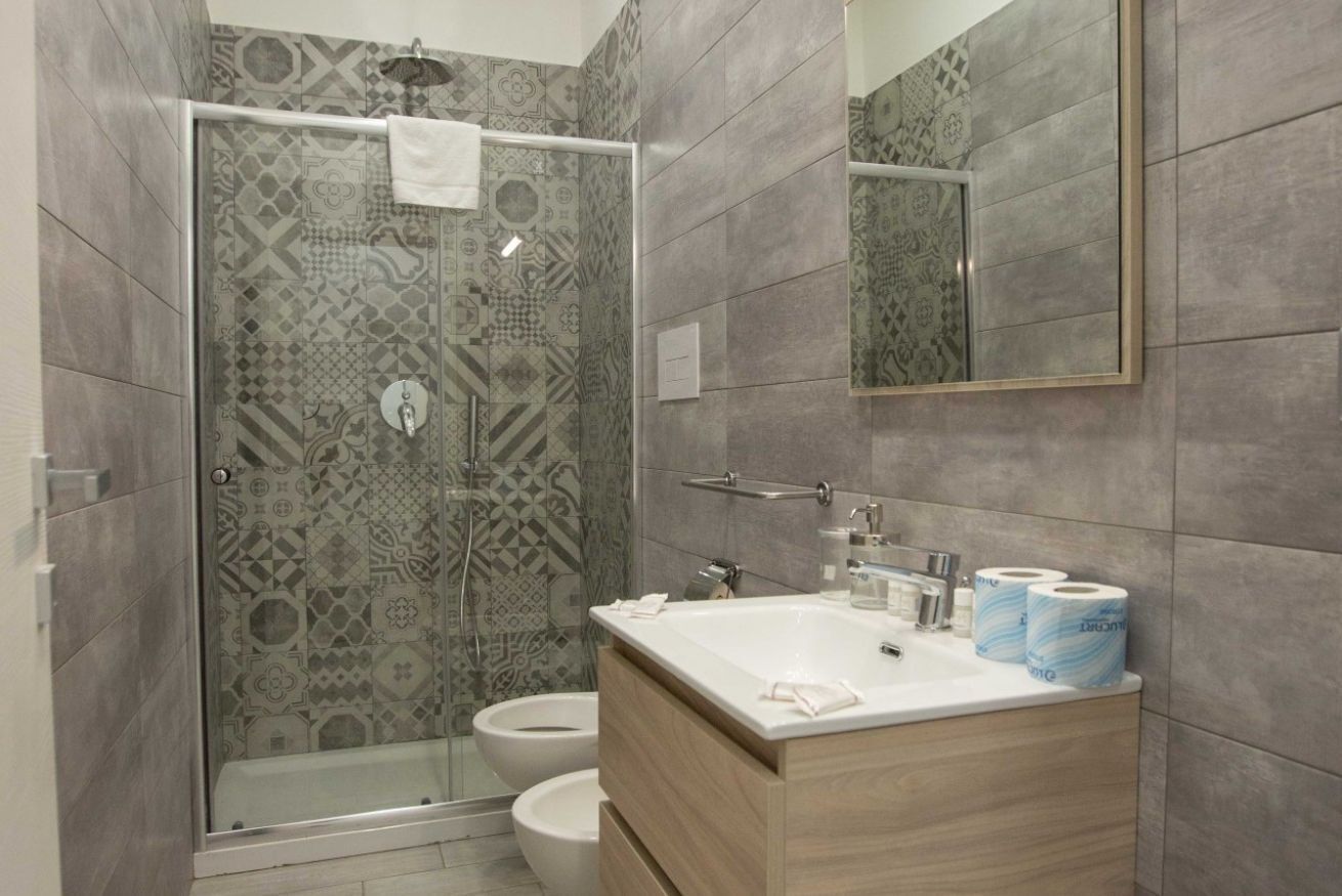 Dusche, Haartrockner, Bidet, Handtücher