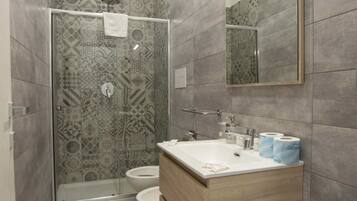 Dusche, Haartrockner, Bidet, Handtücher