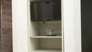 A white shelf with a flat-screen TV mounted above it. - New Corte 6 By Dimorra (Napoli)