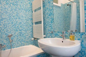 Dusche, Haartrockner, Bidet, Handtücher