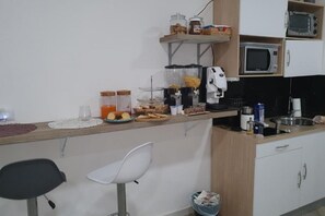 Fridge, oven, stovetop, coffee/tea maker