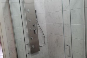 Dusche, Haartrockner, Bidet, Handtücher