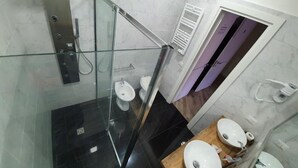 A modern bathroom with a glass shower enclosure, two sinks, and a toilet. - Dimorra Boutique room 2 (Napoli)