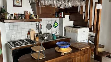 Kühlschrank, Ofen, Wasserkocher mit Kaffee-/Teezubehör