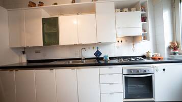 Réfrigérateur, four, plaque de cuisson, cafetiÚre/bouilloire