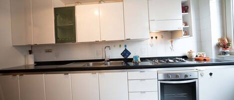 Fridge, oven, stovetop, coffee/tea maker