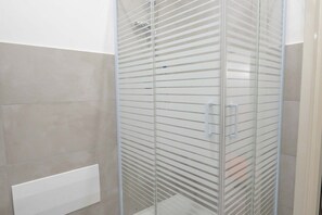 Bruser, hårtørrer, bidet