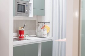 Kühlschrank, Mikrowelle, Ofen, Wasserkocher mit Kaffee-/Teezubehör