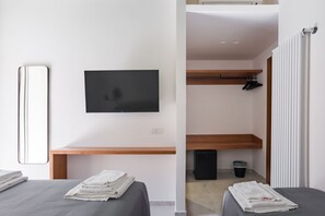 1 bedroom, desk, WiFi