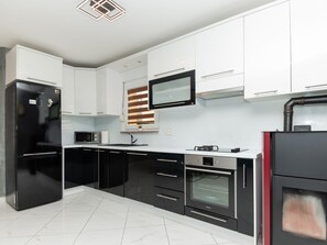 Kühlschrank, Mikrowelle, Ofen, Geschirrspüler