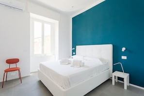 2 bedrooms, desk, WiFi, bed sheets
