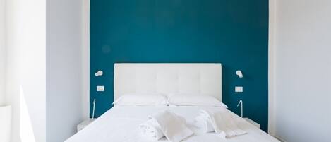 2 bedrooms, desk, WiFi, bed sheets