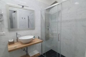 Regadera, secadora de cabello, bidet, toallas 
