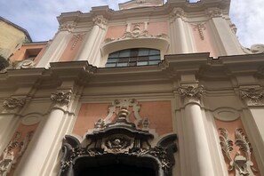 A building facade with ornate architectural details, including columns and decorative moldings. - Fauno Apartment By Dimorra (NAPOLI)