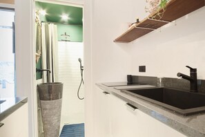 Een douche, een haardroger, een bidet, handdoeken