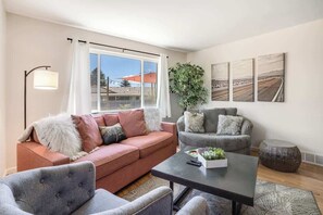 Smart-TV, Kamin, Arbeitsbereiche