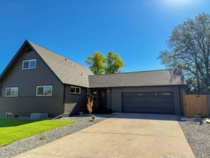 Exterior - Hot Tub, Fire Pit & Game Room 6BR Sleep 16 (Northglenn)