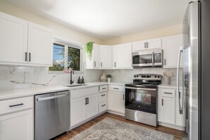 Refrigerador, microondas, horno, placa de cocina