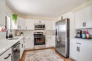 Een koelkast, een microgolfoven, een oven, een kookplaat