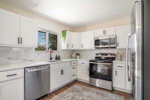 Réfrigérateur, four à micro-ondes, un four, surface de cuisson