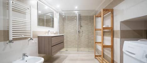 Douche, sĂšche-cheveux, bidet, papier toilette