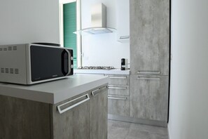 Kühlschrank, Mikrowelle, Ofen, Herdplatte