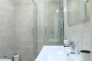 Chuveiro, secador de cabelo, bidê 