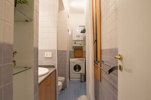Shower, hair dryer, bidet - Little Hope 83 by Dimorra (Napoli)