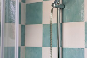Bruser, hårtørrer, bidet, Toiletpapir
