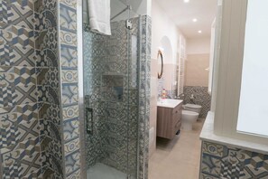 Dusche, kostenlose Toilettenartikel, Haartrockner, Bidet