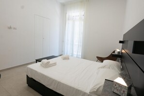 2 habitaciones, escritorio, tabla de planchar con plancha y wifi 