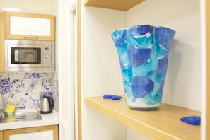 Kühlschrank, Mikrowelle, Wasserkocher mit Kaffee-/Teezubehör